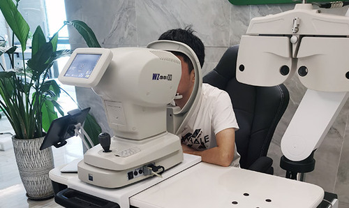 电脑验光仪使用.jpg 电脑验光仪使用.jpg